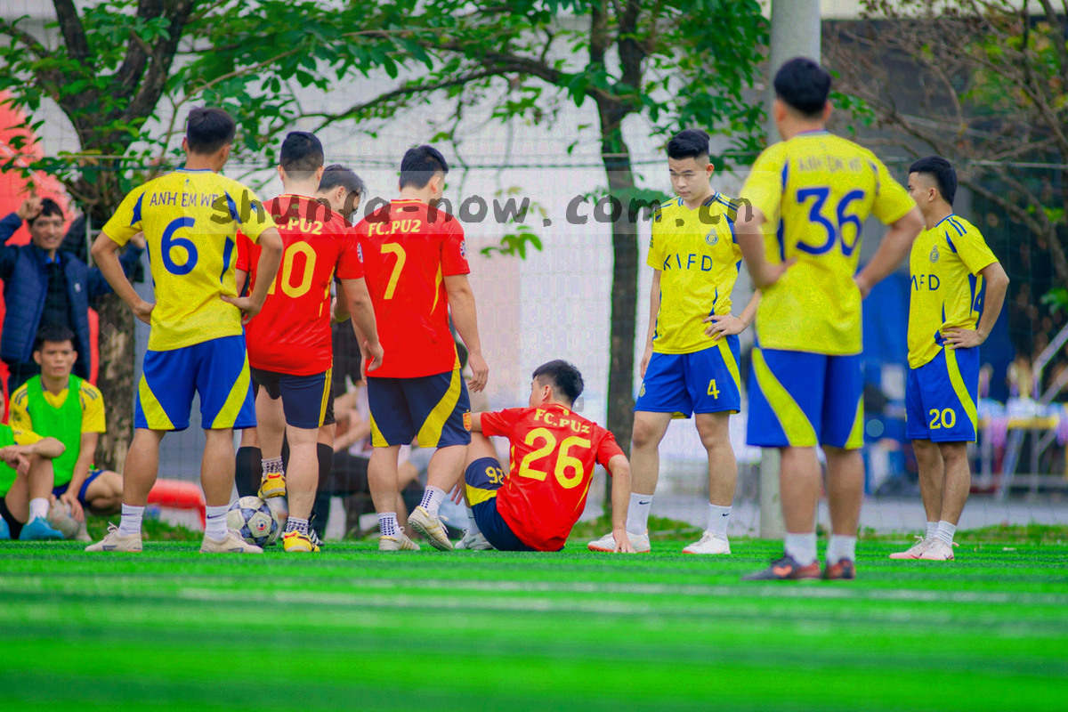 四块不同比例的抽象设备轮廓由同一坐标轴连接，冷蓝底色上有暖金连接点，无真实界面截图