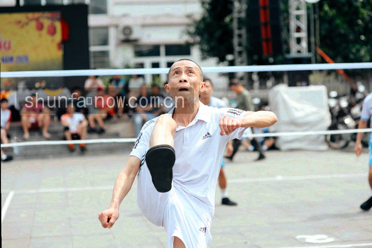 冰封江面上的抽象坐标网格与横向刻度线，远处散落微弱的城市轮廓光点，画面中没有任何人物